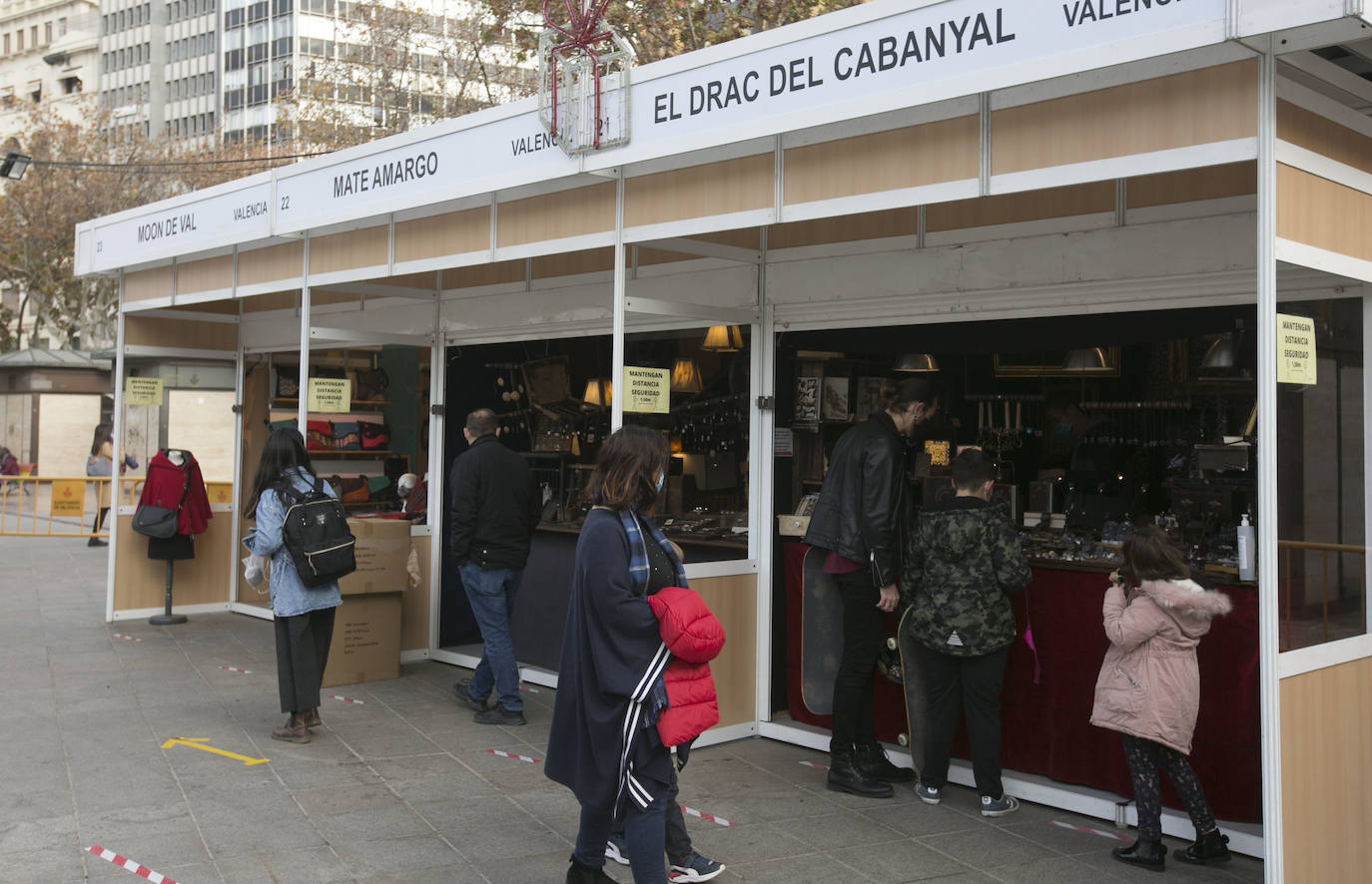 Los mercados y comercios del centro de Valencia se llenan de valencianos que se lanzan a las compras de última hora, en busca de esos productos que faltan en su lista de Navidad. Llegan las fechas más señaladas de estas fiestas y con ellas un repunte del consumo, más necesario que nunca tras los estragos de la pandemia. 