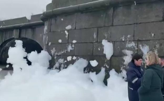 El misterioso manto de espuma que cubre un río de San Petersburgo