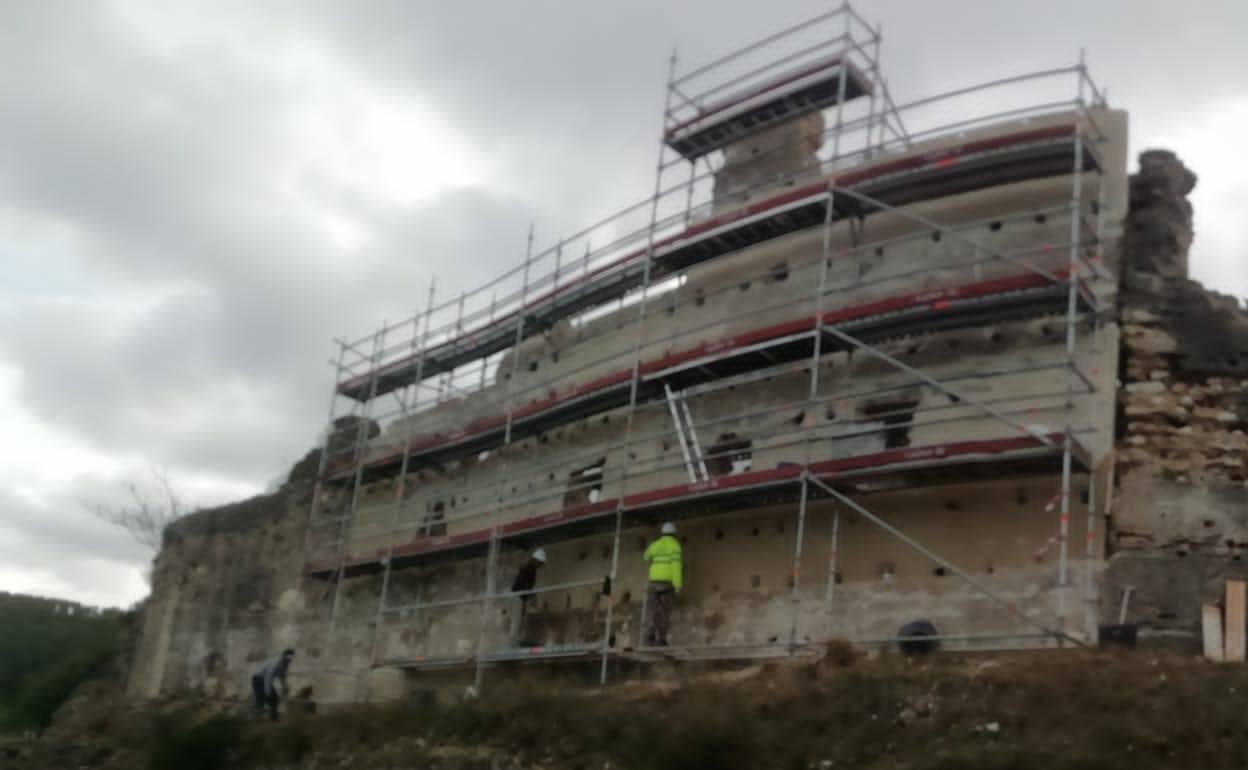 Parte de la muralla del castillo de Enguera que ha sido restaurada. 