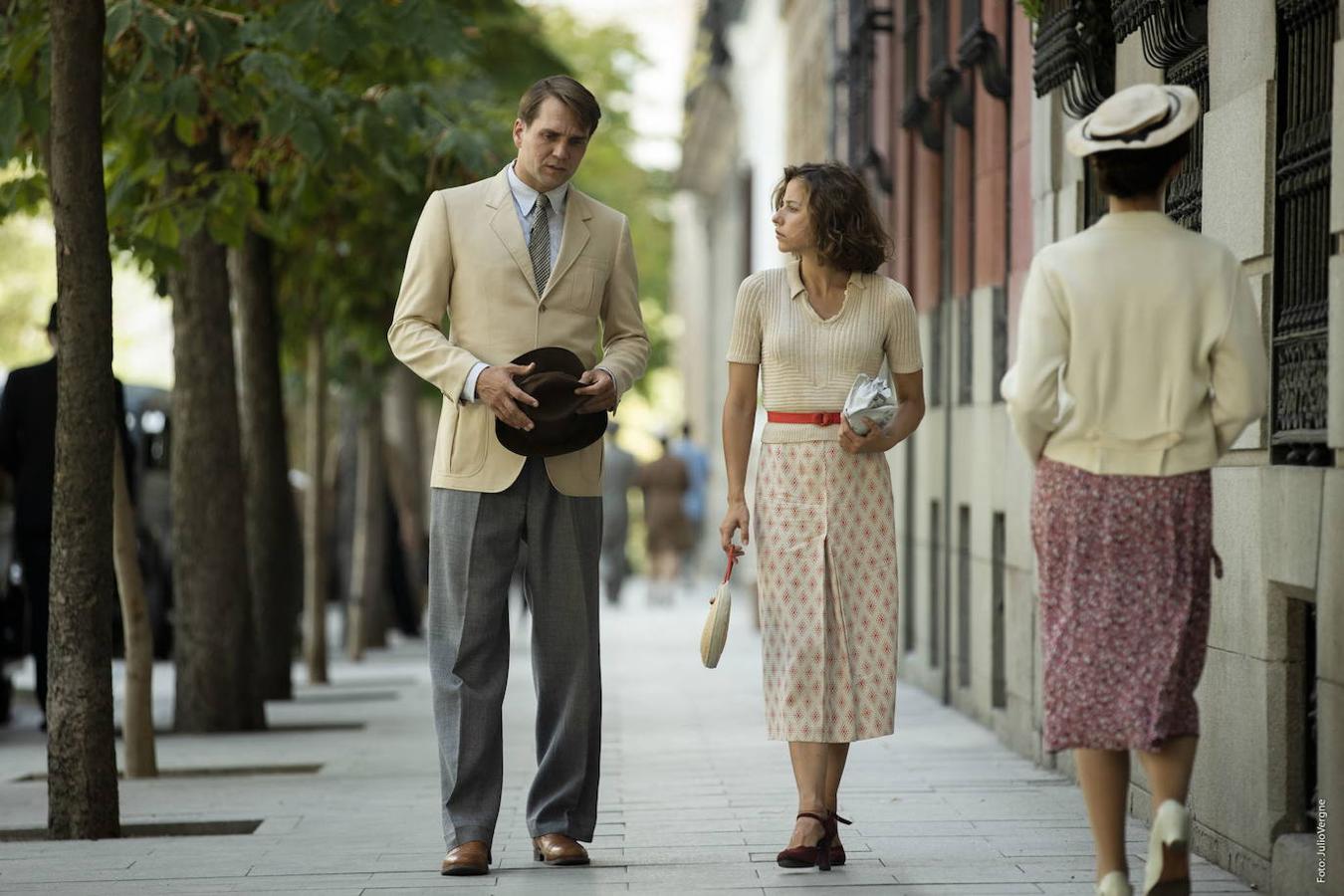 'DIME QUIÉN SOY' (Movistar+). Con Irene Escolar en el papel de la fascinante e irreverente Amelia Garayoa, 'Dime quién soy' adapta la novela homónima de Julia Navarro, quien daba, por primera vez, el visto bueno a convertir una de sus obras en un proyecto audiovisual. De ahí la expectación por ver si la ambiciosa apuesta de José Manuel Lorenzo y Eduard Cortés era capaz de ser fiel a la historia creada por Navarro, algo que generó, como era de esperar, debate entre los lectores y unas ganas tremendas de ver a Escolar y compañía en acción. 