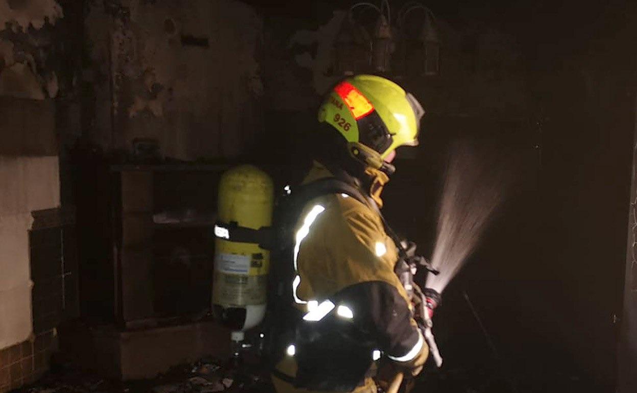 Un bombero participa en las tareas de extinción del incendio de este mediodía en Castalla. 