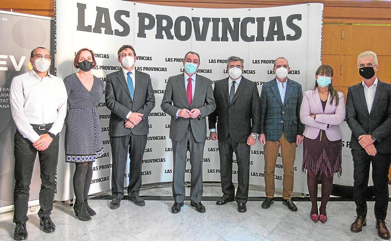 Asistentes. Rafael Ferrando (FEHV), Nuria Lloret (Aecta), Vicente Lafuente (Femeval), Salvador Navarro (CEV), Gonzalo Zarranz (presidente de consejo de administración de Federico Domenech), José Luis Tejerina (AVIA), Pau Villalba (comisión de Comercio de la CEV) y Rafael Juan (comisión de la Cadena Agroalimentaria de la CEV).