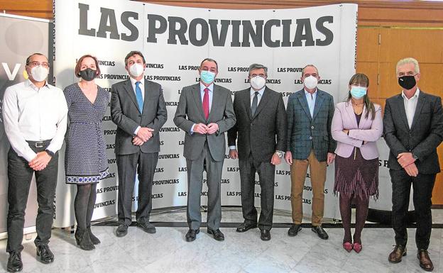 Asistentes. Rafael Ferrando (FEHV), Nuria Lloret (Aecta), Vicente Lafuente (Femeval), Salvador Navarro (CEV), Gonzalo Zarranz (presidente de consejo de administración de Federico Domenech), José Luis Tejerina (AVIA), Pau Villalba (comisión de Comercio de la CEV) y Rafael Juan (comisión de la Cadena Agroalimentaria de la CEV).