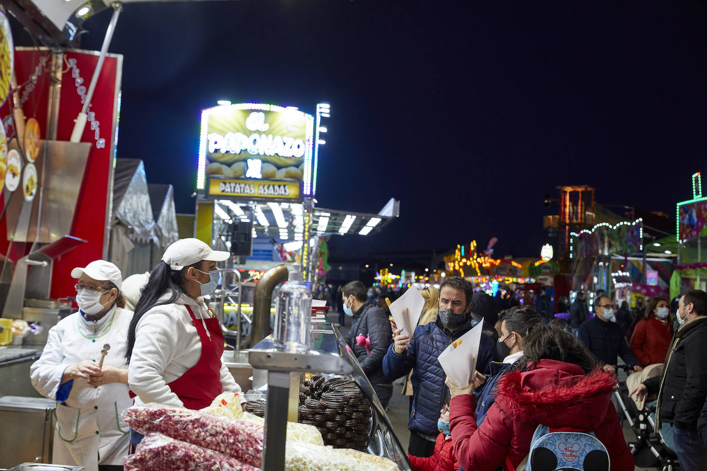 El coronavirus no puede con la Navidad en Valencia. El mercadillo de artesanía, el carrusel y la feria de atracciones concentran la atención de adultos y pequeños. 