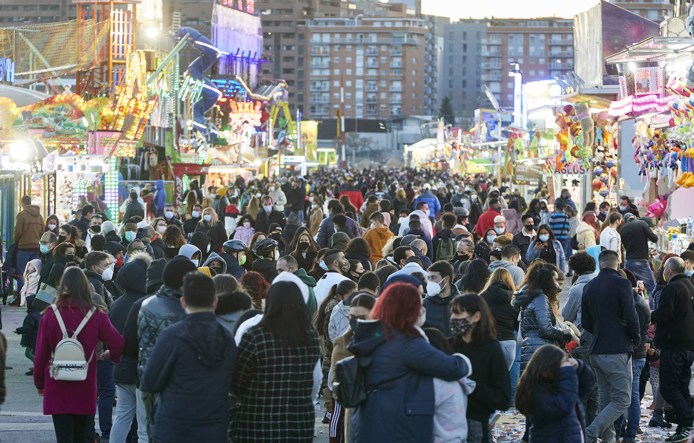 El coronavirus no puede con la Navidad en Valencia. El mercadillo de artesanía, el carrusel y la feria de atracciones concentran la atención de adultos y pequeños. 