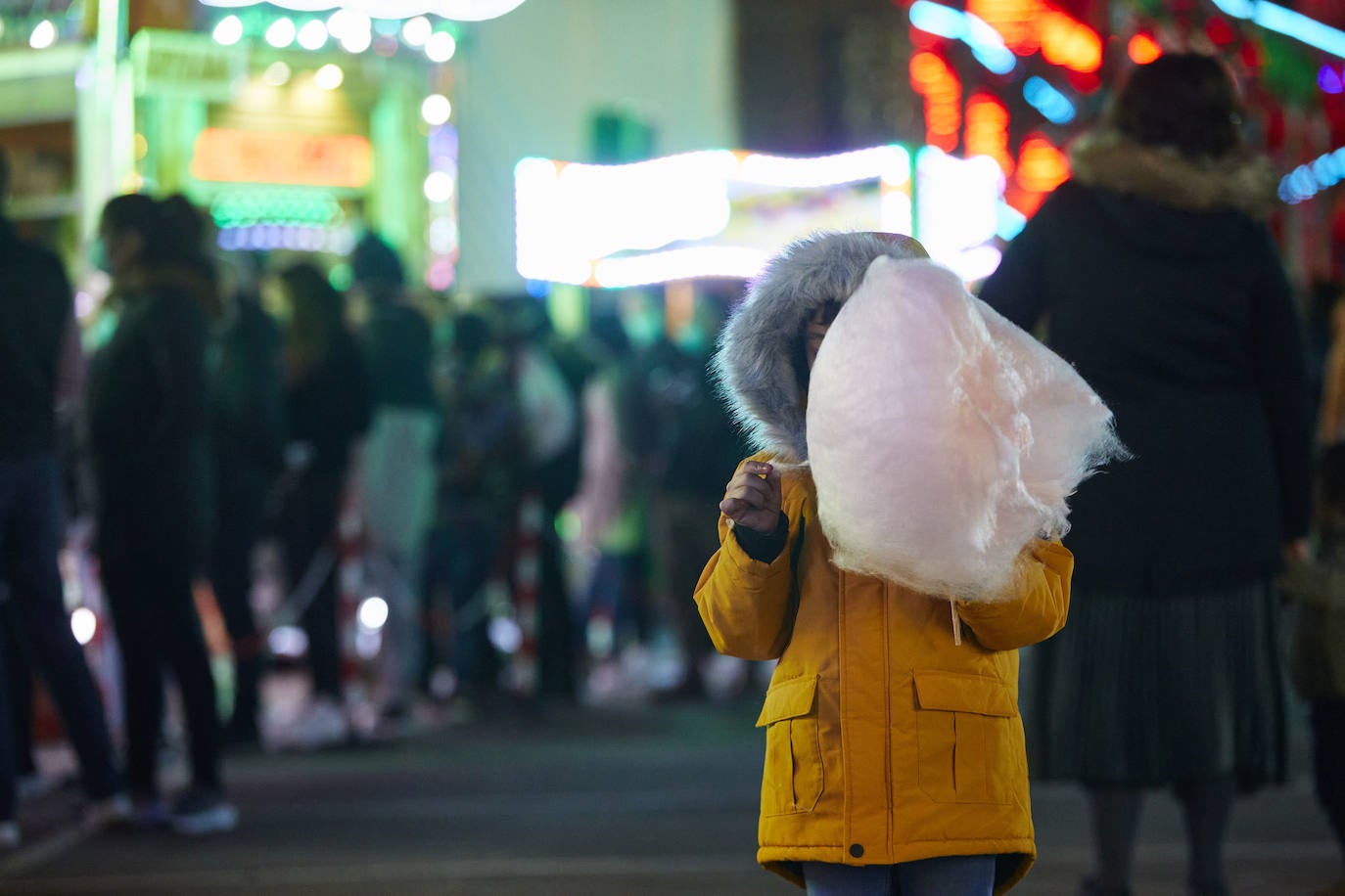 El coronavirus no puede con la Navidad en Valencia. El mercadillo de artesanía, el carrusel y la feria de atracciones concentran la atención de adultos y pequeños. 