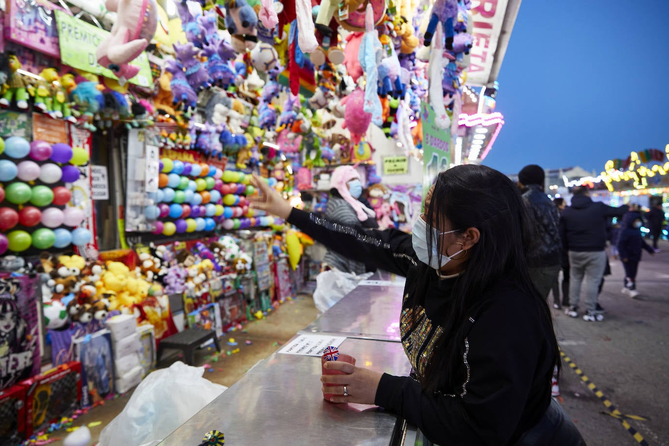 El coronavirus no puede con la Navidad en Valencia. El mercadillo de artesanía, el carrusel y la feria de atracciones concentran la atención de adultos y pequeños. 