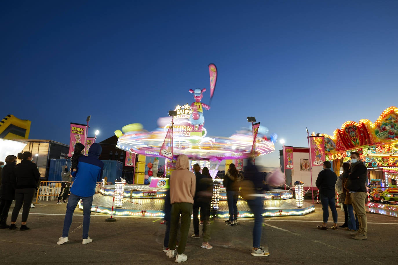 El coronavirus no puede con la Navidad en Valencia. El mercadillo de artesanía, el carrusel y la feria de atracciones concentran la atención de adultos y pequeños. 