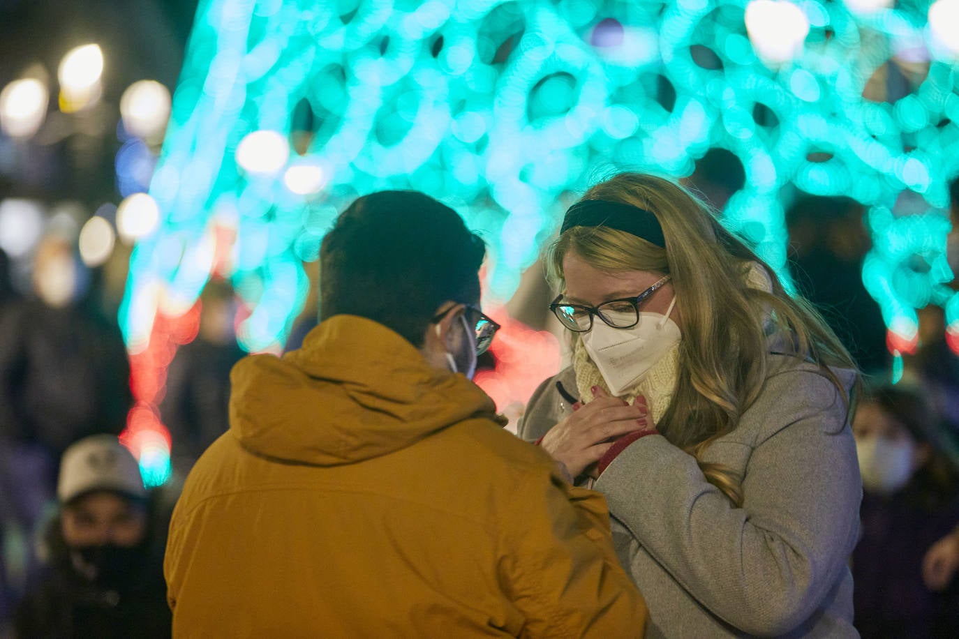 El coronavirus no puede con la Navidad en Valencia. El mercadillo de artesanía, el carrusel y la feria de atracciones concentran la atención de adultos y pequeños. 