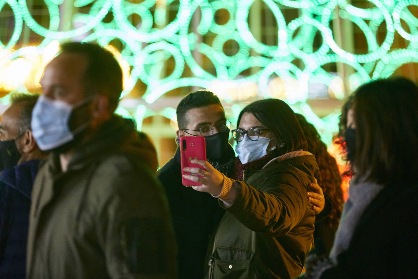 El coronavirus no puede con la Navidad en Valencia. El mercadillo de artesanía, el carrusel y la feria de atracciones concentran la atención de adultos y pequeños. 