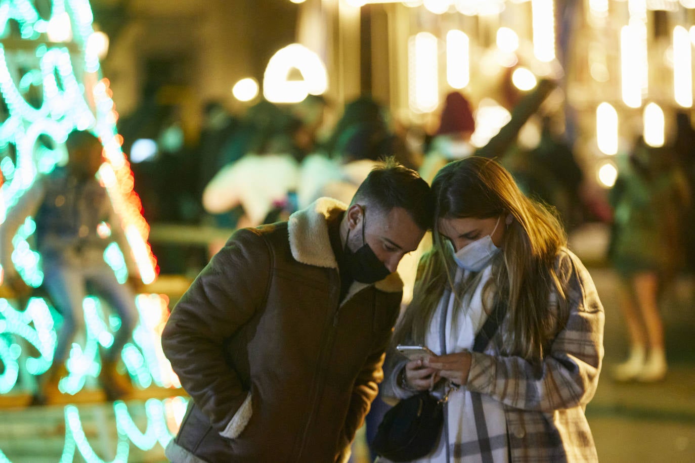 El coronavirus no puede con la Navidad en Valencia. El mercadillo de artesanía, el carrusel y la feria de atracciones concentran la atención de adultos y pequeños. 