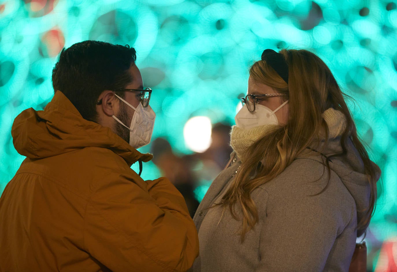 El coronavirus no puede con la Navidad en Valencia. El mercadillo de artesanía, el carrusel y la feria de atracciones concentran la atención de adultos y pequeños. 