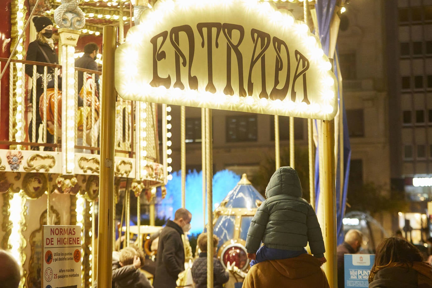 El coronavirus no puede con la Navidad en Valencia. El mercadillo de artesanía, el carrusel y la feria de atracciones concentran la atención de adultos y pequeños. 