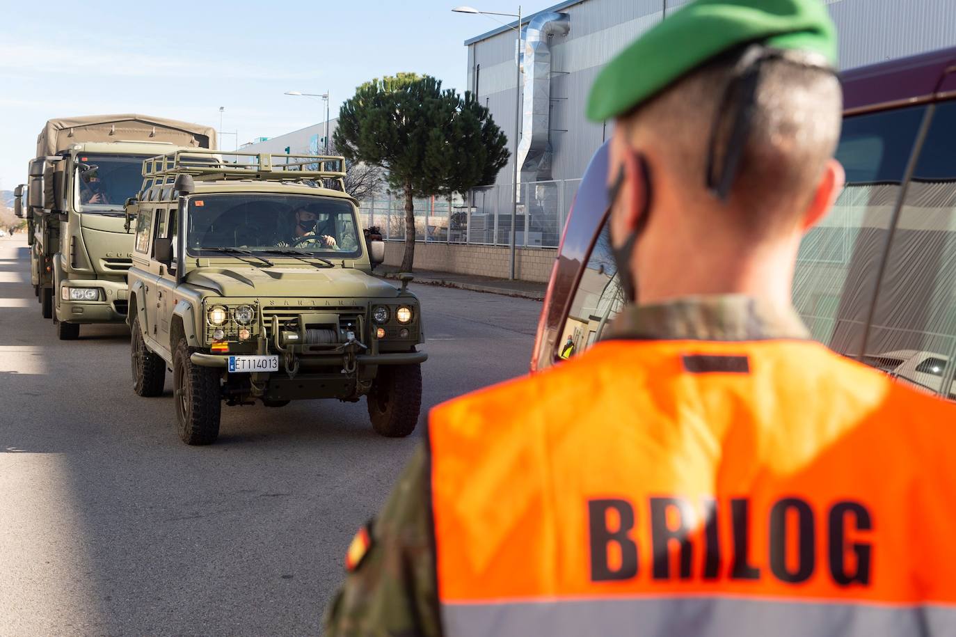 Las primeras dosis de la vacuna contra el coronavirus han llegado el sábado a España, concretamente a la planta logística que la farmacéutica Pfizer posee en Guadalajara tras haber pasado la noche en el cuartel de la Guardia Civil de Lerma (Burgos). El camión que traía los dos contenedores con las dosis cruzó el viernes, día de Navidad, la frontera de Francia con España, desde donde ya comenzó a ser custodiado por agentes de las Fuerzas y Cuerpos de Seguridad del Estado. A partir del lunes 28 de diciembre, se repartirán 350.000 dosis a cada comunidad autónoma. 