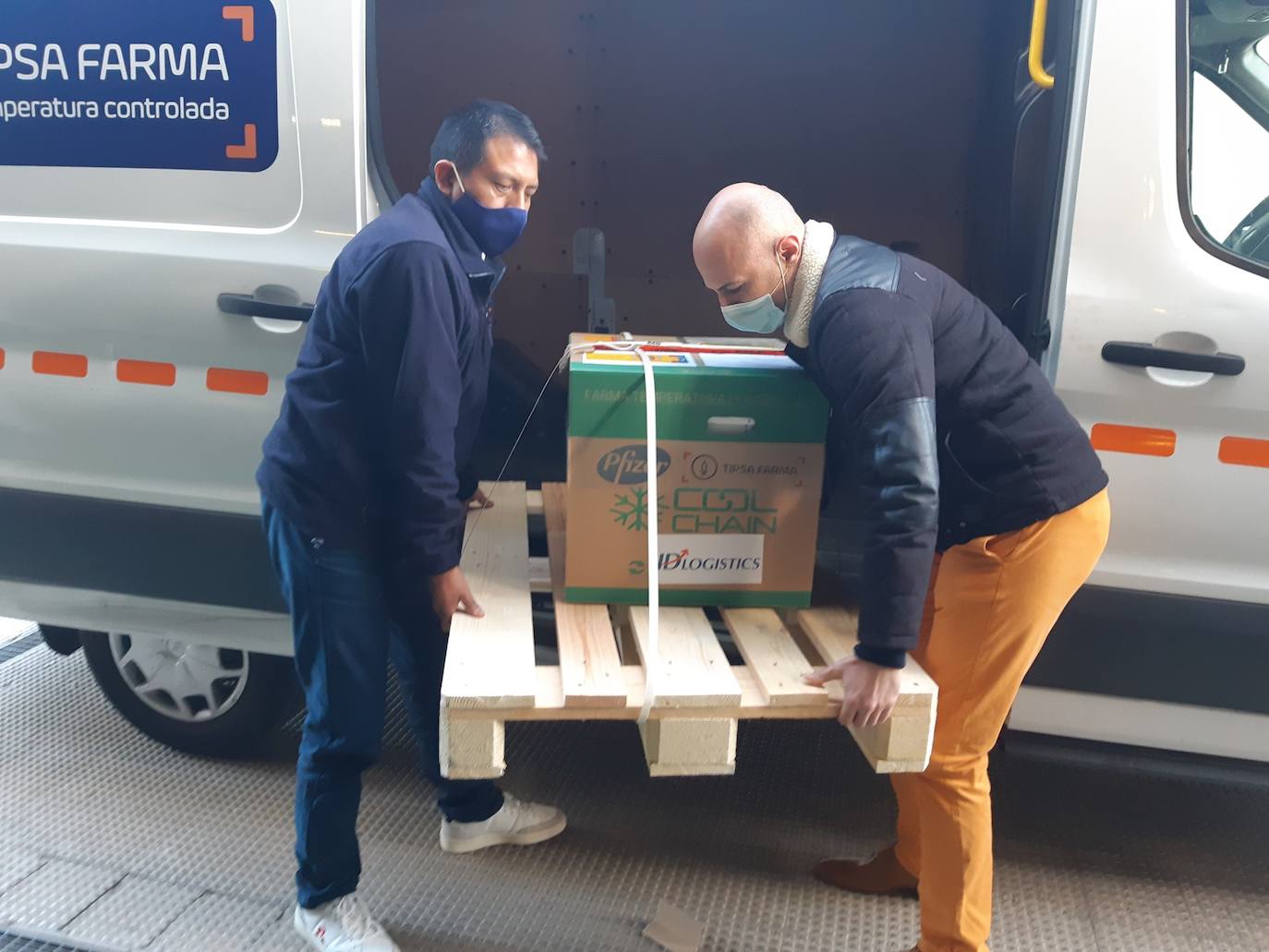 Las primeras vacunas Pfizer contra el coronavirus han llegado este domingo 27 de diciembre a la Comunitat Valenciana. Las Generalitat está lista para distribuir 800 dosis en las residencias escogidas para iniciar la esperada vacunación. A las 09.53 horas de este domingo llegaban las primeras vacunas al punto de distribución de la Comunitat, desde donde serán distribuidas a los geriátricos