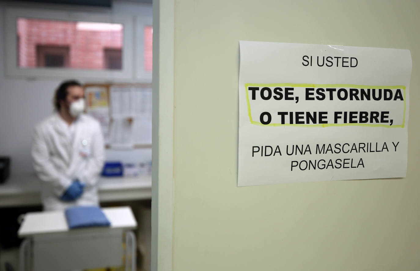 “Si tose, estornuda o tiene fiebre, pida una mascarilla y póntela”. De “Crónicas hospitalarias”. 