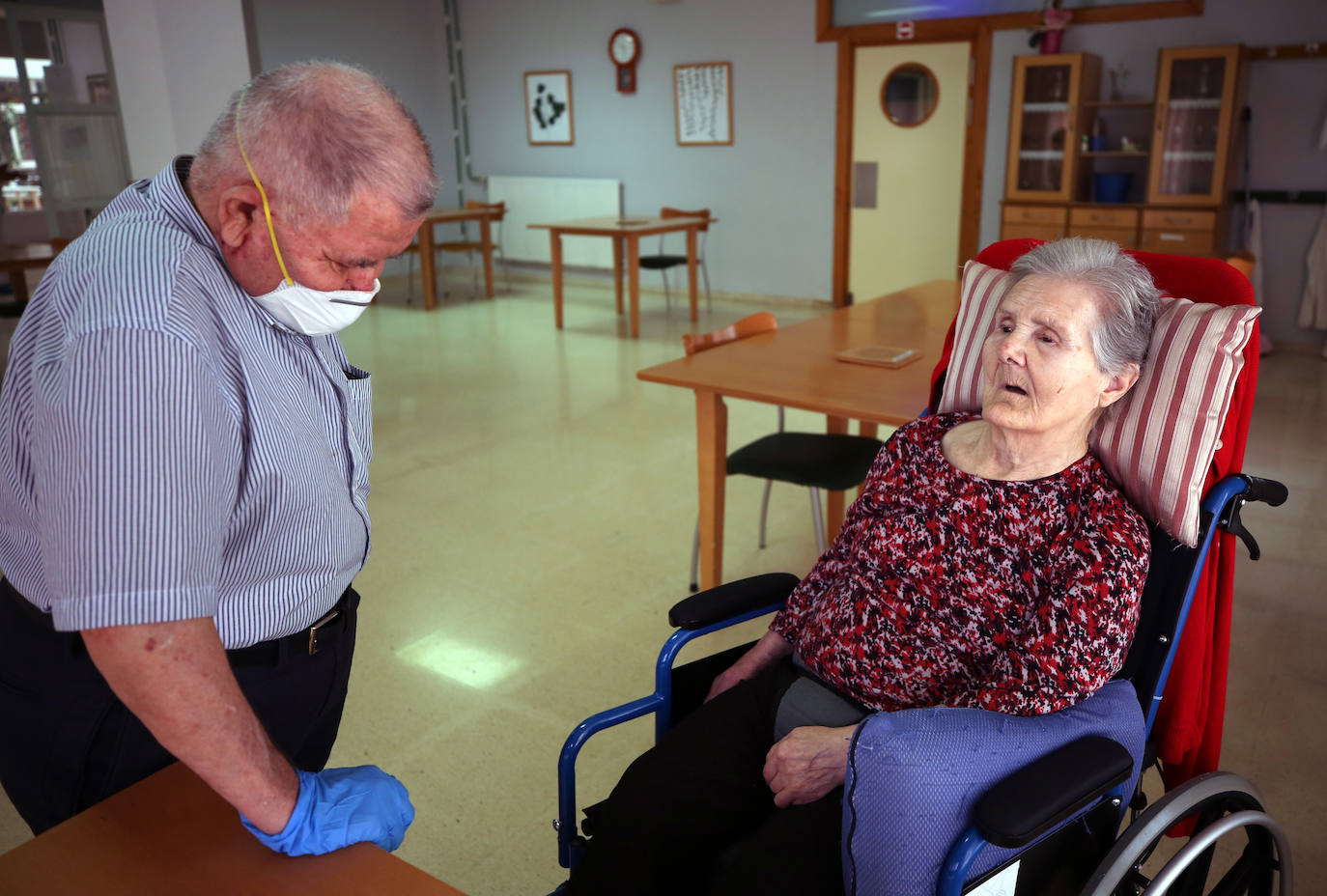 Santiago, de 86 años, visita a Manuela, de 82, por primera vez en tres meses. Estuvieron juntos durante 57 años, hasta que el Alzheimer de su esposa la llevó a un hogar de ancianos. Llora cada vez que la ve pero no puede tocarla. «Antes (Covid-19) la sacaba a pasear todos los días. Venía a las 9:30 de la mañana y la llevaba a la calle. Caminamos un rato hasta el mediodía, que es cuando sirven el almuerzo en la residencia de ancianos. Pero luego vino el Coronavirus y nos separó ». María José viene a ver a su papá, José Caballero. También sufre de Alzheimer. Lleva a su hija Marina, que los vigila desde la calle. «Papá, mira quién ha venido a verte. ¿Quién es? »Pregunta María José. 