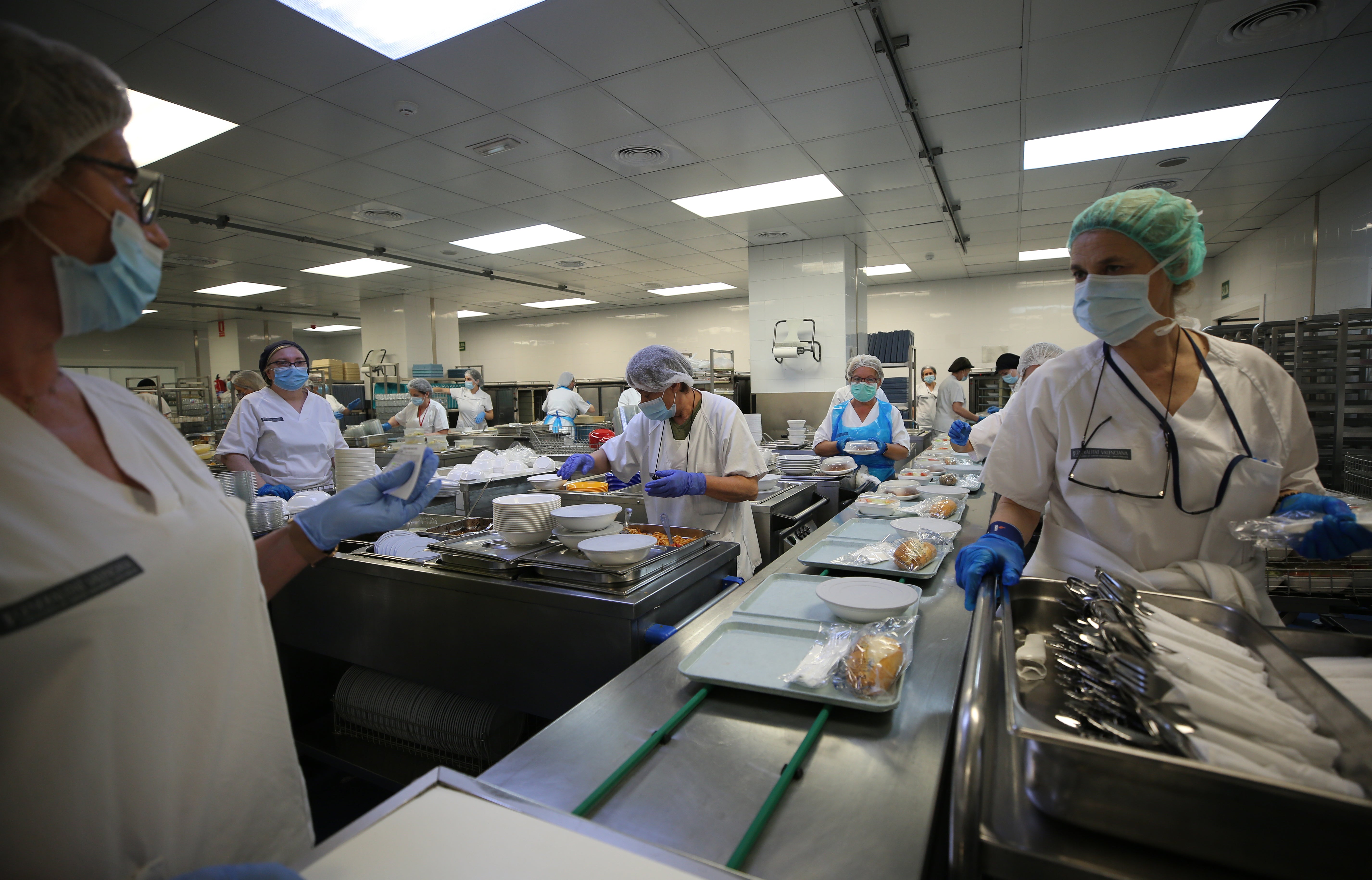 La cocina del hospital es un prodigio de la coordinación, una máquina humana de precisión capaz de producir mil comidas diferentes para cada almuerzo y cena, personalizadas según las necesidades de cada paciente. Cada bandeja lleva el nombre del paciente y se preparan en orden siguiendo los diferentes pisos y números de habitación para hacer una entrega más rápida. Covid 19 también ha obligado al uso de vajillas desechables para los pacientes afectados. De “Crónicas hospitalarias”. 