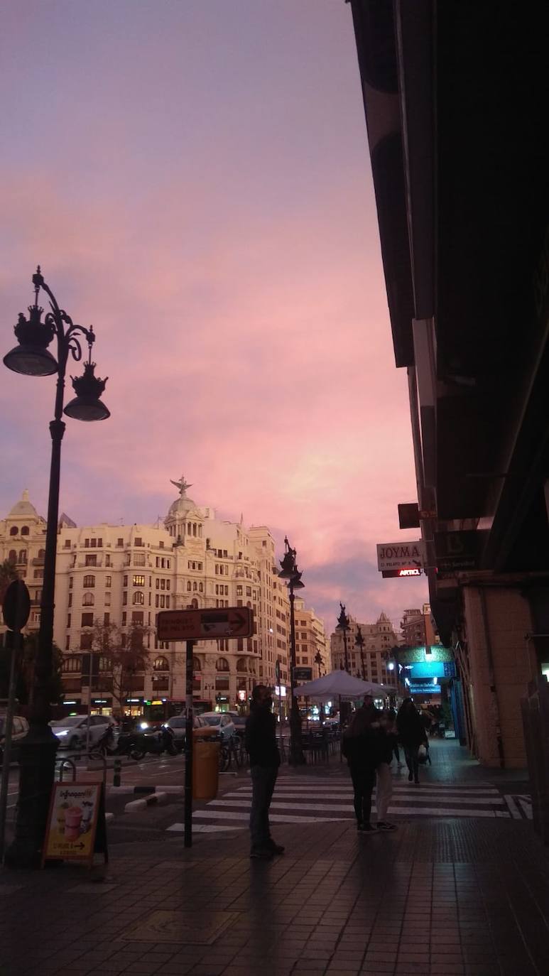 Valencia ha vivido este domingo 27 de diciembre un espectacular atardecer. Un fenómeno conocido con candilazo. 