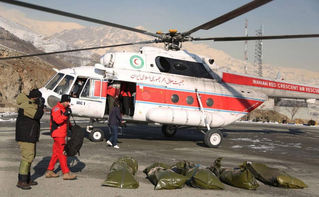 Cuerpos de los fallecidos por el alud de nieve en Irán.