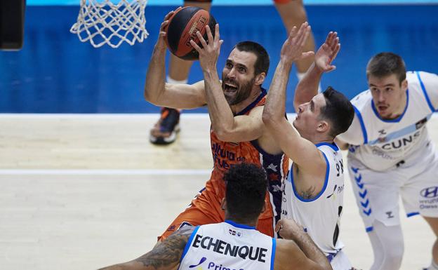 San Emeterio entra a canasta. 