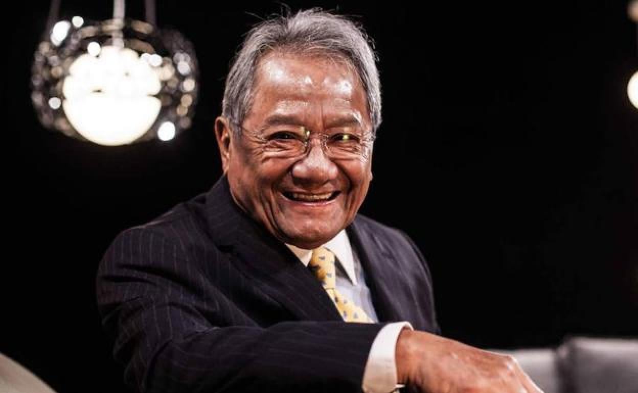 El cantautor mexicano Armando Manzanero, conocido como el rey del romanticismo, ha fallecido este lunes a causa de la covid tras permanecer varios días intubado en un hospital, confirmó la secretaria de Cultura de México, Alejandra Frausto. El artista había sido ingresado el 17 de diciembre tras dar positivo al nuevo coronavirus y presentar tos y baja oxigenación. Seis días después fue intubado para recibir soporte de ventilación mecánica «con pleno consentimiento», según informes de sus agentes.
