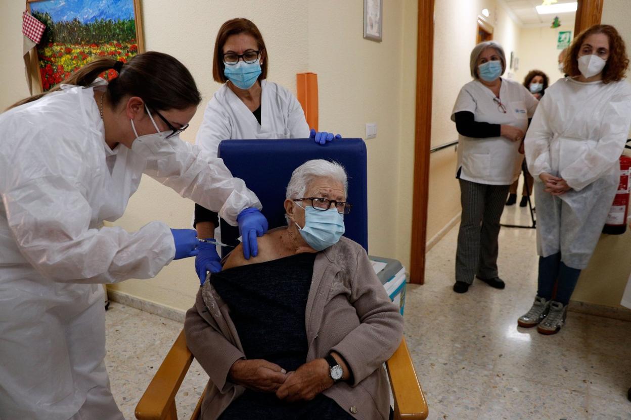 Una enfermera inyecta la vacuna a una residente del geriátrico de Calicanto Casa el Retiro El Salvador. efe/kai försterling