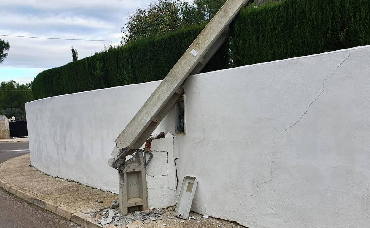 Uno de los postes de luz que se han caído en Alberic.