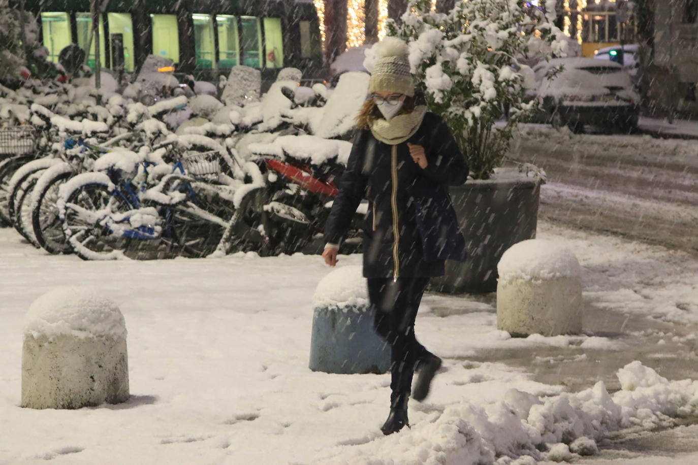 Las autoridades italianas se han visto este lunes obligadas a cancelar más de treinta trenes regionales y a cortar carreteras y calles por las fuertes nevadas que han afectado al norte del país y que han provocado que Milán amaneciera cubierta por una capa blanca de 15 centímetros. En Venecia, las autoridades han activado el sistema de diques, conocido como MOSE, para proteger la ciudad de las inundaciones y el Centro de control de mareas del municipio ha calculado para las próximas horas una marea máxima de 130 centímetros sobre el nivel medio del mar. 