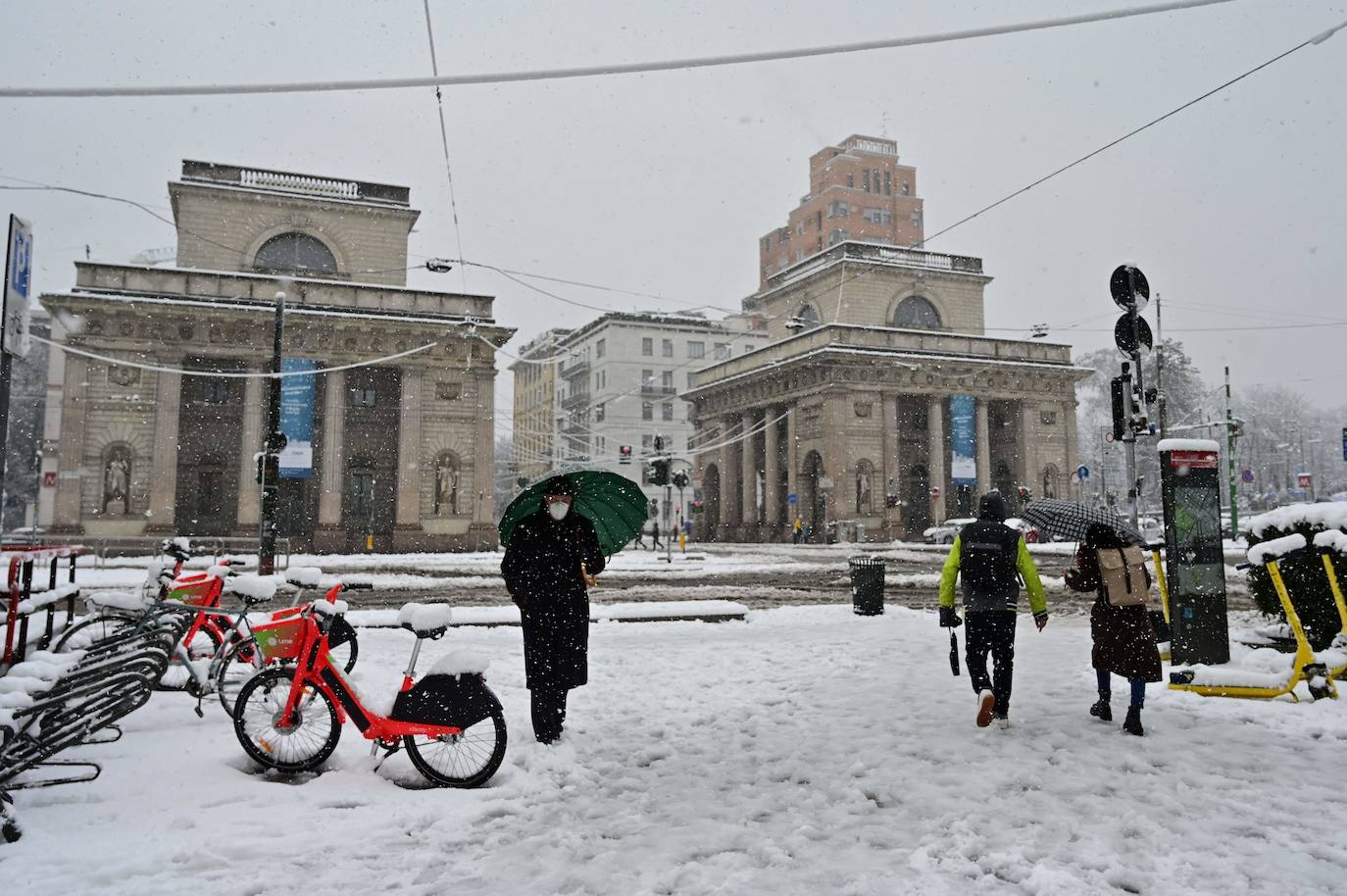 Las autoridades italianas se han visto este lunes obligadas a cancelar más de treinta trenes regionales y a cortar carreteras y calles por las fuertes nevadas que han afectado al norte del país y que han provocado que Milán amaneciera cubierta por una capa blanca de 15 centímetros. En Venecia, las autoridades han activado el sistema de diques, conocido como MOSE, para proteger la ciudad de las inundaciones y el Centro de control de mareas del municipio ha calculado para las próximas horas una marea máxima de 130 centímetros sobre el nivel medio del mar. 