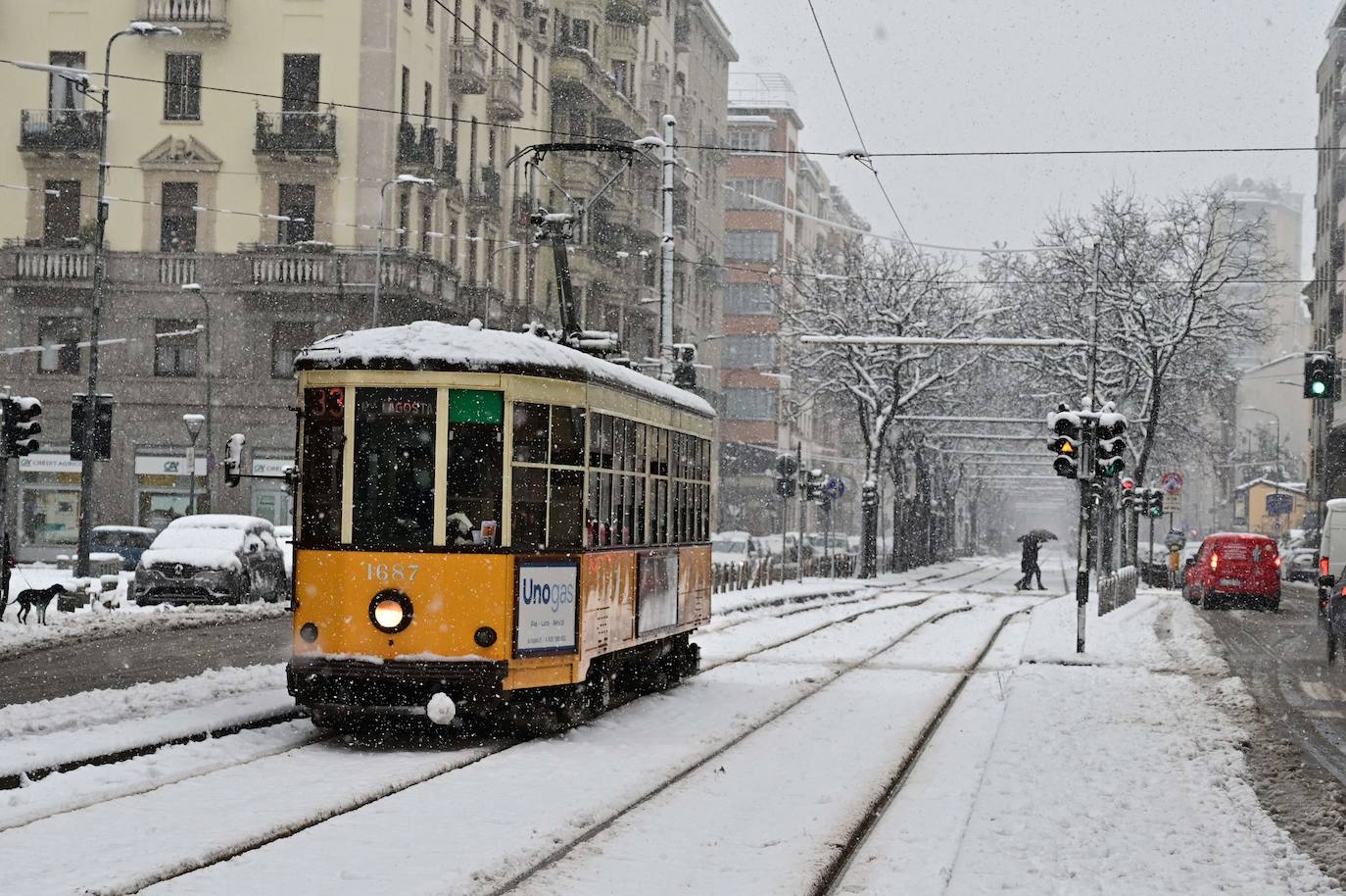 Las autoridades italianas se han visto este lunes obligadas a cancelar más de treinta trenes regionales y a cortar carreteras y calles por las fuertes nevadas que han afectado al norte del país y que han provocado que Milán amaneciera cubierta por una capa blanca de 15 centímetros. En Venecia, las autoridades han activado el sistema de diques, conocido como MOSE, para proteger la ciudad de las inundaciones y el Centro de control de mareas del municipio ha calculado para las próximas horas una marea máxima de 130 centímetros sobre el nivel medio del mar. 