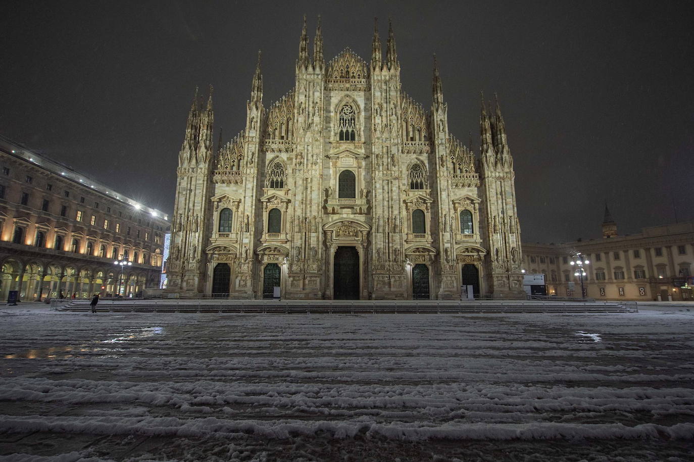 Las autoridades italianas se han visto este lunes obligadas a cancelar más de treinta trenes regionales y a cortar carreteras y calles por las fuertes nevadas que han afectado al norte del país y que han provocado que Milán amaneciera cubierta por una capa blanca de 15 centímetros. En Venecia, las autoridades han activado el sistema de diques, conocido como MOSE, para proteger la ciudad de las inundaciones y el Centro de control de mareas del municipio ha calculado para las próximas horas una marea máxima de 130 centímetros sobre el nivel medio del mar. 