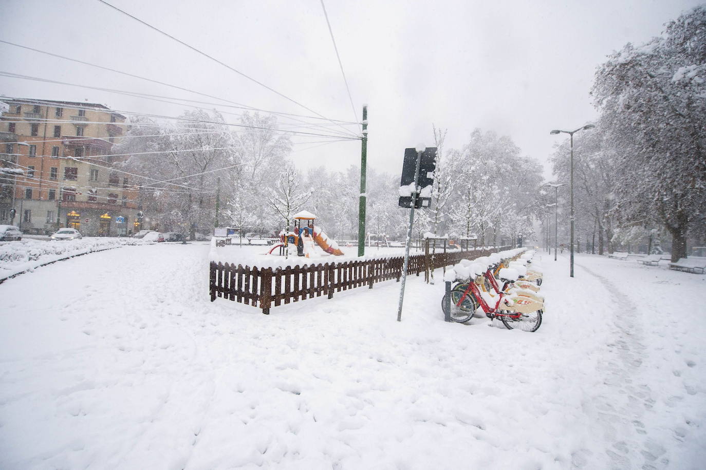 Las autoridades italianas se han visto este lunes obligadas a cancelar más de treinta trenes regionales y a cortar carreteras y calles por las fuertes nevadas que han afectado al norte del país y que han provocado que Milán amaneciera cubierta por una capa blanca de 15 centímetros. En Venecia, las autoridades han activado el sistema de diques, conocido como MOSE, para proteger la ciudad de las inundaciones y el Centro de control de mareas del municipio ha calculado para las próximas horas una marea máxima de 130 centímetros sobre el nivel medio del mar. 