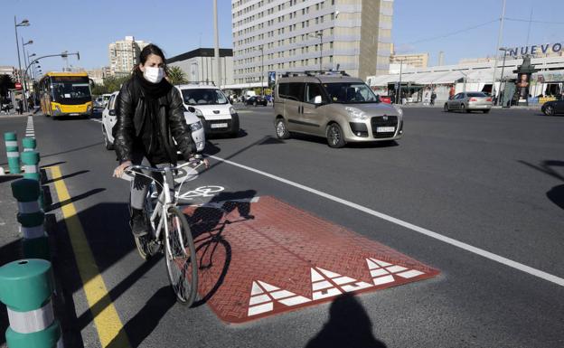 Imagen principal - Tráfico en Valencia | Grezzi instala cuatro badenes berlineses en el puente de Glorias Valencianas para reducir la velocidad