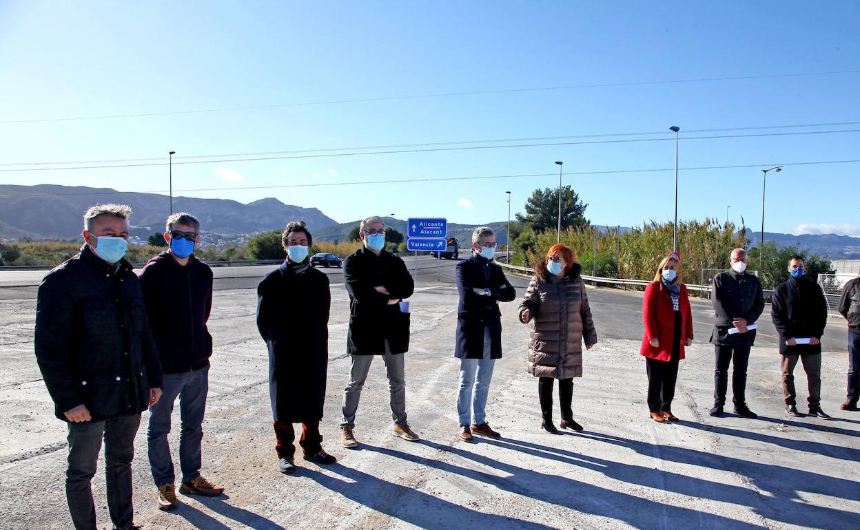 La delegada del Gobierno en la Comunitat, el conseller de Obras Públicas y alcaldes de la Marina Alta, hoy en el antiguo peaje de Ondara de la AP-7. 