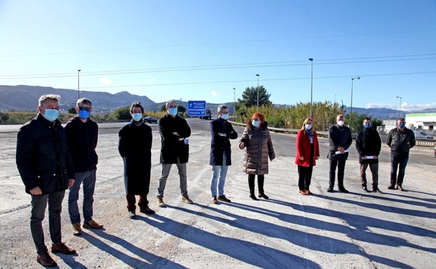 La delegada del Gobierno, el conseller de Obras Públicas y alcaldes de la Marina Alta, ayer en el antiguo peaje de Ondara. 