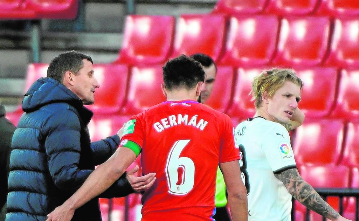 Javi Gracia habla con Germán ante el colegiado Cordero Vega. 