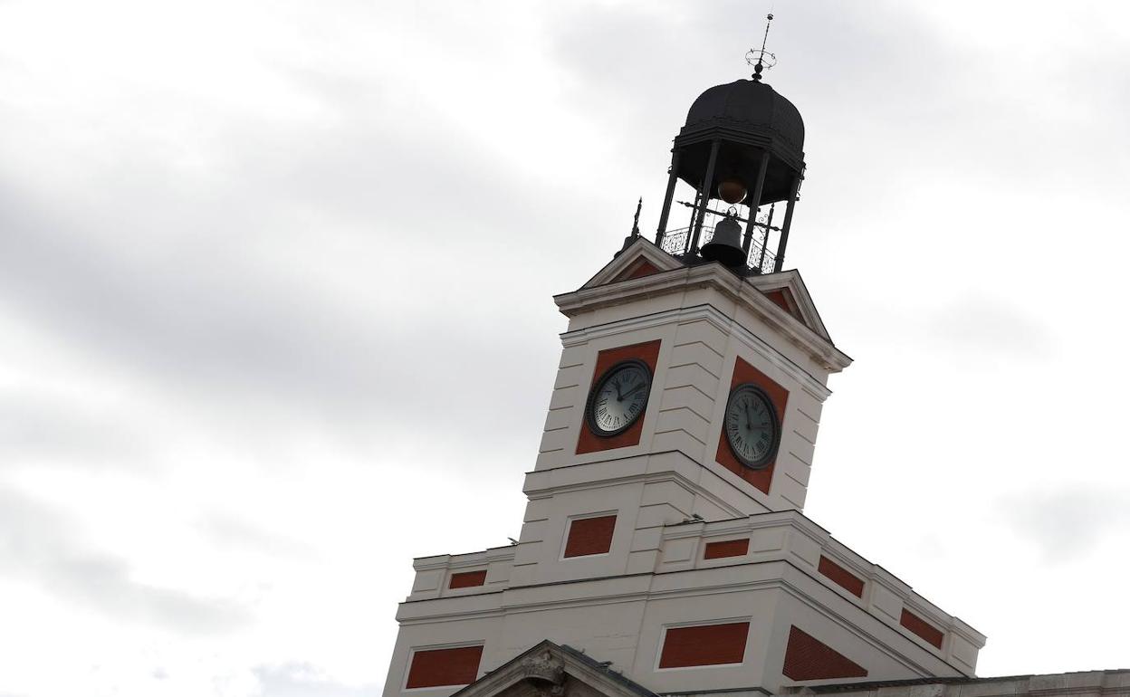 Imagen del reloj campanario de la Puerta del Sol. 