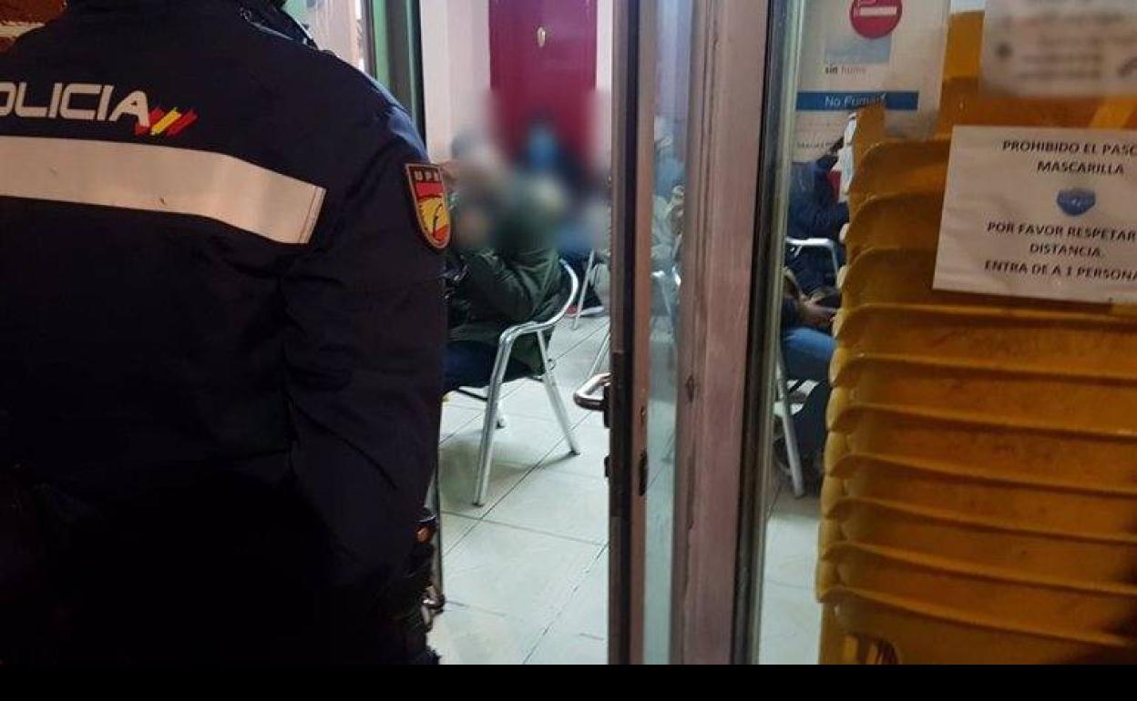 Intervención de la policía en el kebab de Alicane. 