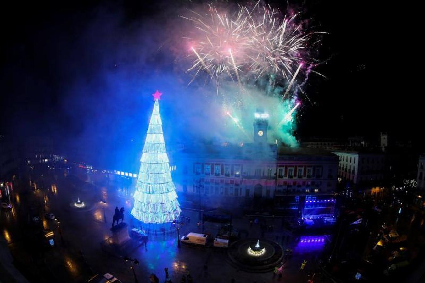 La Puerta del Sol, en una atípica estampa sin gente para despedir el año 2020. 