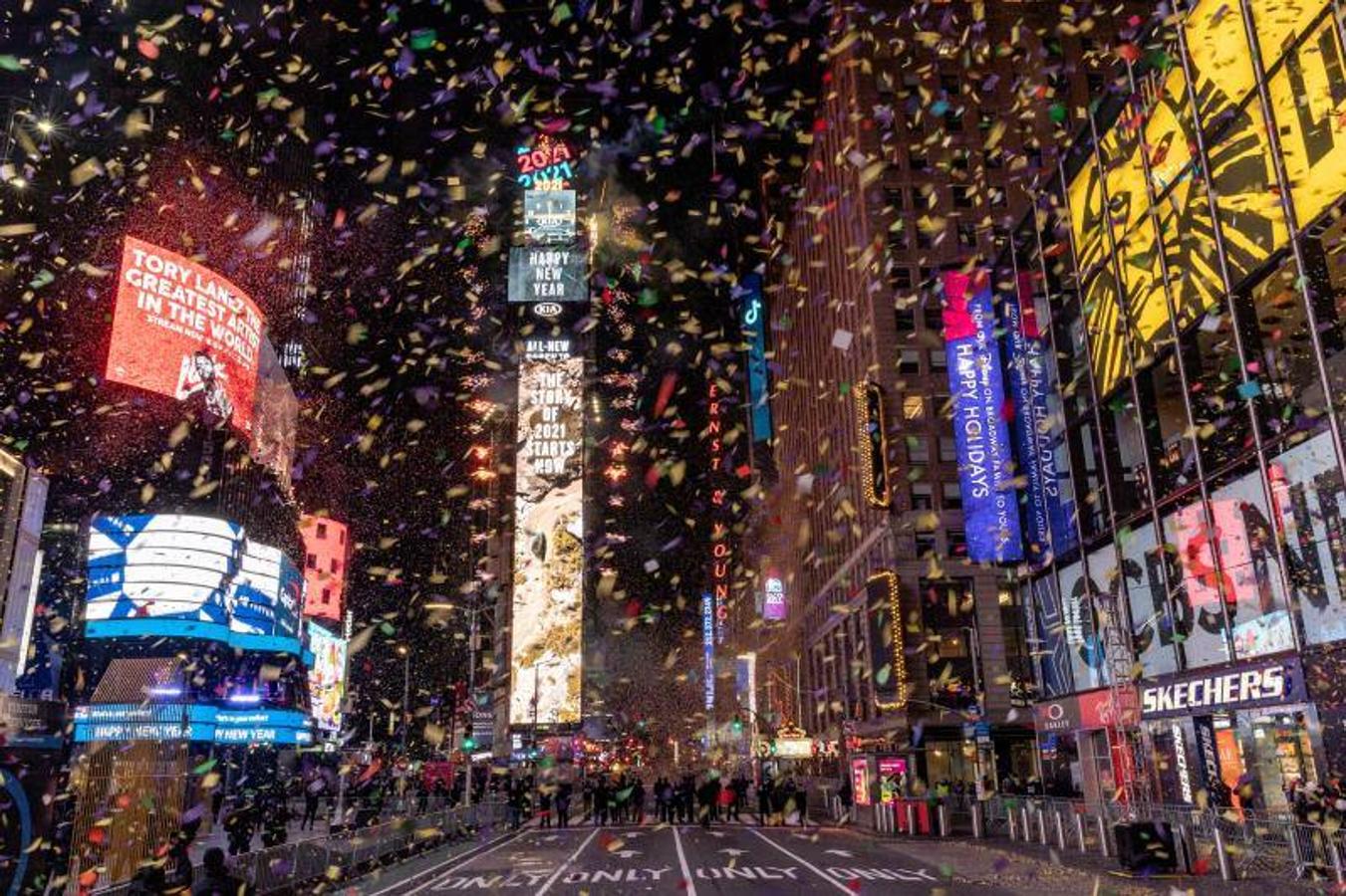 Cae confeti sobre una plaza de Times Square, en Nueva York, sin apenas gente. 