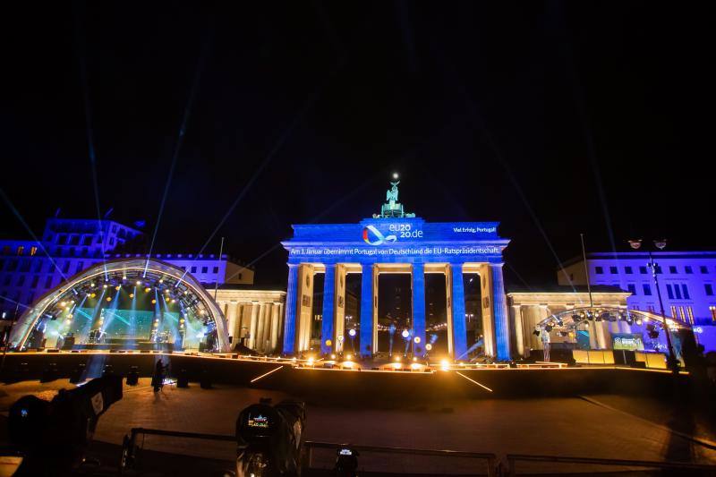 La Puerta de Brandenburgo, iluminada para despedir el año 2020 a pesar del confinamiento en el que está inmerso Alemania. 