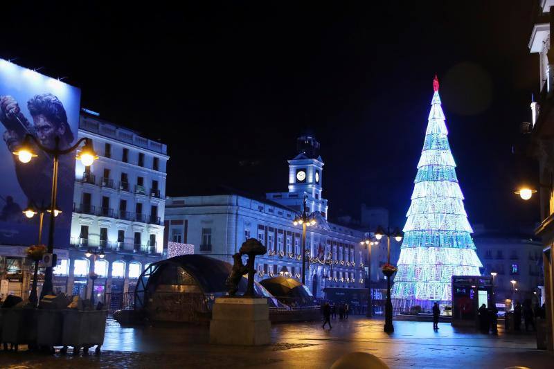 La Puerta del Sol, en una atípica estampa sin gente para despedir el año 2020. 