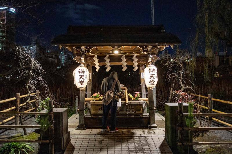 Un peregrino agradece la llegada del nuevo año en el templo Bentendo de Uneo, en Tokio. 