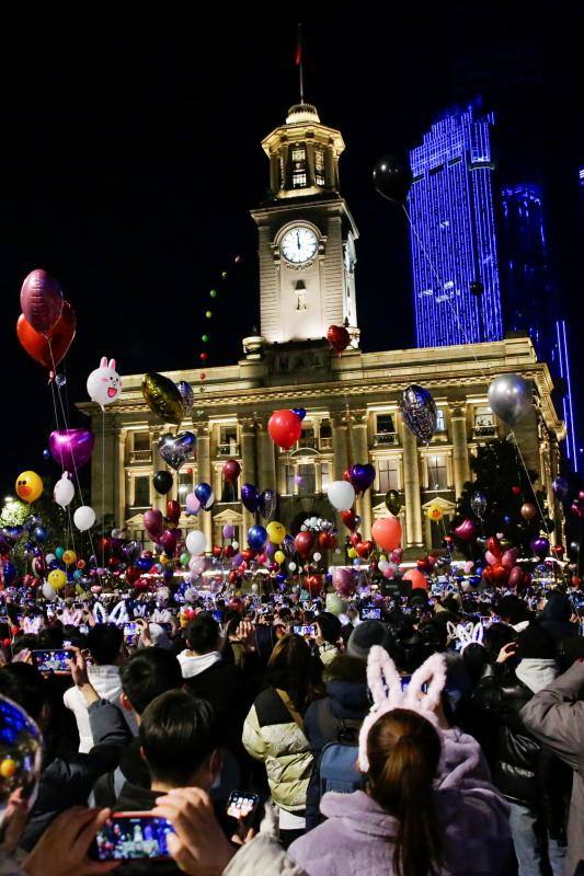 Celebraciones multitudinarias en la ciudad china de Wuhan, el origen del coronavirus, para recibir al nuevo año.