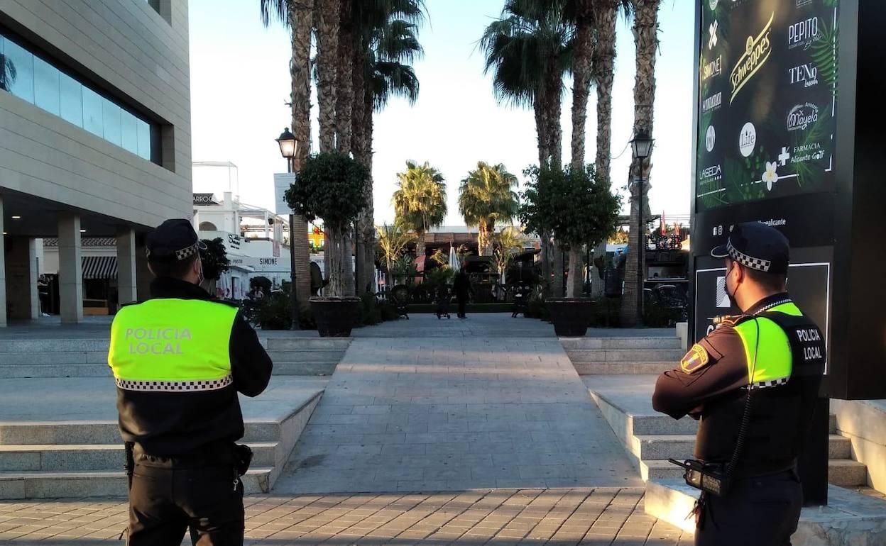 Vigilancia de la Policía Local en la zona del campo de golf, esta Nochevieja en Alicante. 