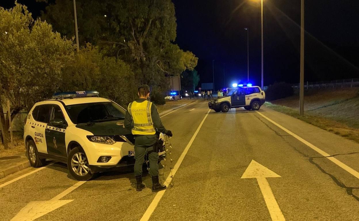 Efectivos de la Guardia Civil en un control de tráfico. 