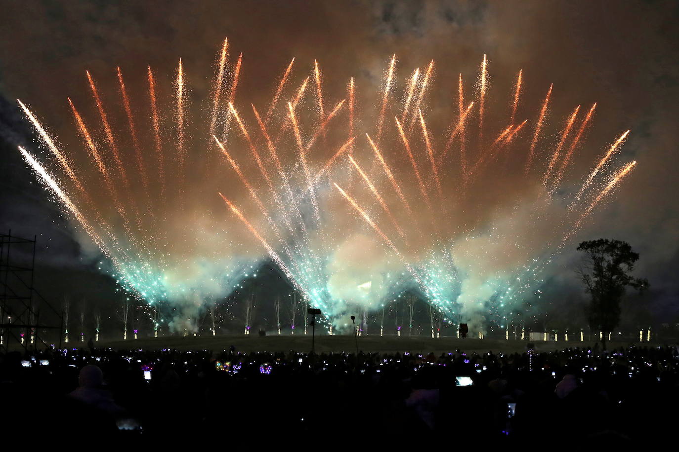 Insólito lo que ocurría esta pasada Nochevieja: todo el mundo con medidas de confinamiento para evitar las fiestas de final de año y Wuhan, la ciudad china desde la que se expandió el coronavirus, de fiesta multitudinaria. Las imágenes recuerdan a las celebraciones que hasta hace un año se podían celebrar en cualquier rincón del planeta, hasta que una infección «de origen desconocido» salió de Wuhan para revertir por completo la concepción de 'normalidad'. Oficialmente, en un año, Wuhan ha pasado de detectar los primeros casos de coronavirus a celebrar, con alguna que otra mascarilla y sin distanciamiento social, la despedida al 2020, el año más triste.