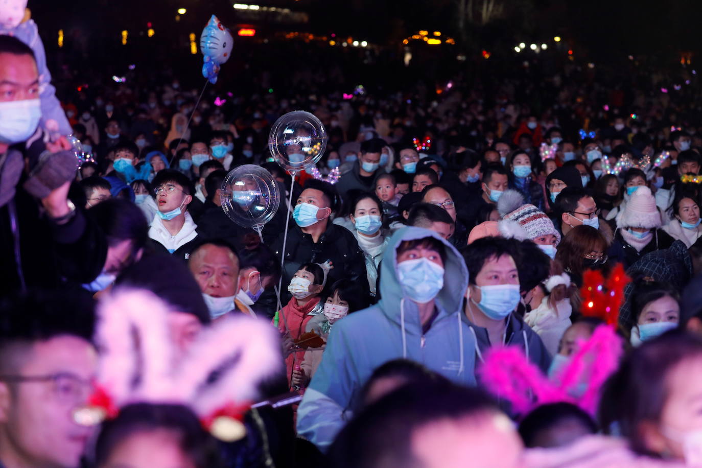 Insólito lo que ocurría esta pasada Nochevieja: todo el mundo con medidas de confinamiento para evitar las fiestas de final de año y Wuhan, la ciudad china desde la que se expandió el coronavirus, de fiesta multitudinaria. Las imágenes recuerdan a las celebraciones que hasta hace un año se podían celebrar en cualquier rincón del planeta, hasta que una infección «de origen desconocido» salió de Wuhan para revertir por completo la concepción de 'normalidad'. Oficialmente, en un año, Wuhan ha pasado de detectar los primeros casos de coronavirus a celebrar, con alguna que otra mascarilla y sin distanciamiento social, la despedida al 2020, el año más triste.