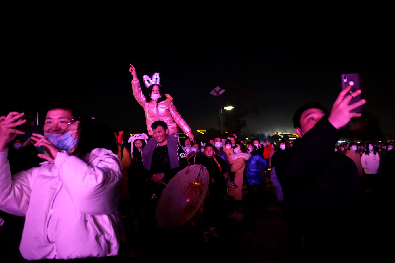 Insólito lo que ocurría esta pasada Nochevieja: todo el mundo con medidas de confinamiento para evitar las fiestas de final de año y Wuhan, la ciudad china desde la que se expandió el coronavirus, de fiesta multitudinaria. Las imágenes recuerdan a las celebraciones que hasta hace un año se podían celebrar en cualquier rincón del planeta, hasta que una infección «de origen desconocido» salió de Wuhan para revertir por completo la concepción de 'normalidad'. Oficialmente, en un año, Wuhan ha pasado de detectar los primeros casos de coronavirus a celebrar, con alguna que otra mascarilla y sin distanciamiento social, la despedida al 2020, el año más triste.